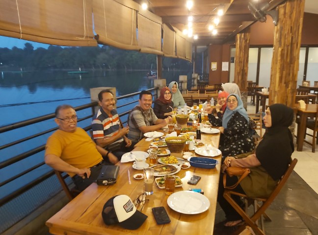 Telaga Seafood Restaurant Sinto Wati, 1. Gubug Udang Situ Cibubur, 2. Teras Rumah Nenek, 3. Pondok Kemangi Cibubur, 4. Sate Maranggi Haji Yetty Cabang Cibubur, 5. Telaga Seafood Restaurant, 6. Bebek Kaleyo Cibubur Nagrak, 7. Teras Rimbun, 8. MANG KABAYAN CIBUBUR, 9. Sondoro Seafood, 10. Gubug Makan Mang Engking Telaga Arwana Cibubur, 11. RM Saung Alam Sunda, 12. Bakmi Naga Resto Cibubur Square, 13. Hanamasa Cibubur
