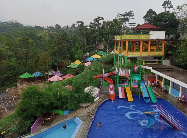 1. Bukit Puteran, 2. Selam Semliro, 3. Puncak Natas Angin Muria, 4. The Hills Vaganza, 5. Hidden Canyon Rahtawu, 6. Air Terjun Kali Banteng, 7. Air Terjun Montel, 8. Air Terjun Watu Gompeng, 9. Wana Wisata Ternadi, 10. Pemandian Alami Rahtawu, 11. Wisata Pijar Park, 12. Wana Wisata Kajar, 13. Alun-alun Simpang 7 Kudus