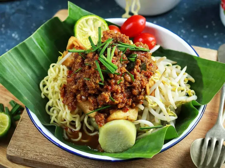 Toge Goreng via Endues TV, 1. Dodol Belimbing, 2. Ketoprak Cimol, 3. Toge Goreng, 4. Gado-gado Depok, 5. Perkedel bakar, 6. Dodol Jambu Biji, 7. Peyek Galih / Gale, 8. Biskuit Temma, 9. Bakso Comberan, 10. Nastar Belimbing, 11. Rujak cireng, 12. Soto Depok