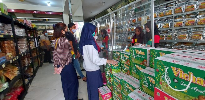 Toko Oleh-oleh Lancar Jaya V-Tech Channel, 1. Pasar Besar, 2. Brawijaya Istana Oleh – Oleh, 3. Pusat Oleh-oleh Khas Malang PKK Corner, 4. Goedang Oleh-oleh Malang, 5. Malang Strudel, 6. Pia Cap Mangkok, 7. Wicaksono Pusat Oleh-oleh Khas Malang, 8. Pasar Oleh – Oleh Selecta, 9. Toko Oleh-oleh Lancar Jaya, 10. Sensa, 11. Anugerah Oleh – Oleh Khas Malang, 12. Pasar Oleh Oleh Dewi Sri, 13. Kampung Wisata Sanan, 14. Deduwa Pusat Oleh-Oleh, 15. Bolu Malang Singosari Karanglo