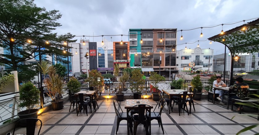 Waltie's Rooftop Cafe Trip Traveller, 1. Teras Rumah Nenek, 2. MASALALU Cafe – Coffee Shop, 3. Hakuna Matata Jakarta, 4. Bruen coffee &amp; kitchen, 5. Kyō Coffee, 6. Griya Oetami x Koffie Oetami, 7. Upala – Kayu Putih, 8. Volks Kaffee, 9. TuanTanah Pondok Bambu, 10. Roemah Polonia, 11. Oryca Coffee, 12. Chester Coffee, 13. Waltie’s Rooftop Cafe, 14. Little Bro Communal Space, 15. Kopi Seteras Coffee &amp; Eatery, 16. DISTRICT 1947 CAFE ROOFTOP