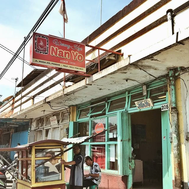 Warung Kopi Nan Yo (Padang) via Instagram.com @jakarta_eater, 1. Waroeng Kopi Ake (Belitung), 2. kedai kopi apek (Medan), 3. Kopi Massa Kok Tong (Pematang Siantar), 4. Kopi Es Tak Kie (Jakarta), 5. Warung Kopi Purnama (Bandung), 6. Warung Kopi Nan Yo (Padang), 7. Bhineka Djaja (Denpasar), 8. Rumah Kopi Tikala (Manado), 9. Kedai Kopi Sedap (Pematang Siantar), 10. Warung Kopi Asiang (Pontianak)