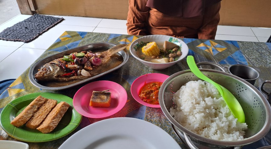Warung Makan Betawi Ngoempoel Imam Heriyadi, 1. Warung Makan Betawi Ngoempoel, 2. Rm. Segar Daun, 3. Warung makan 99 chinese &amp; sea food, 4. Warung Makan Bahari, 5. Warung Samtari, 6. Ayam Babeh Beji, 7. Sas-Q Ayam Bakar &amp; Seafood, 8. warung makan AL MAIDAH, 9. TRIO MINANG, 10. Dapoer Bunda Nunu, 11. Dimsum &amp; Kebab Anak Sultan, 12. Geprek Cibos, 13. Pecel Lele Barokah, 14. WR.Samtari Djadi Berkah
