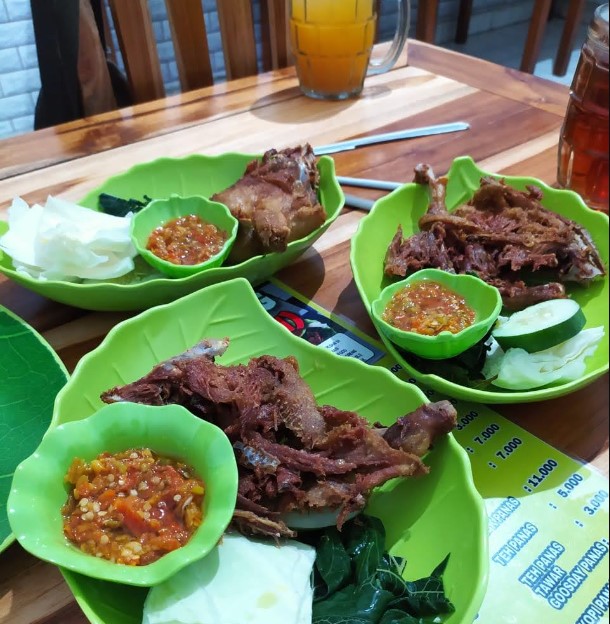 Warung Makan Bebek H Slamet(asli) Darto, 1. Waroeng Kaligarong Semarang, 2. Warung Makan Bebek H Slamet(asli), 3. Ayam & Bebek Goreng Sari Rasa (Pak Thori), 4. Bebek & Ayam Goreng Pak Ndut, 5. Bebek Carok, 6. Ayam & Bebek Goreng Pak Amad, 7. Bebek Goreng & Rica – Rica Mentok Pak Dawut, 8. Nasi Bebek Madura, 9. Mak Kuring Ayam Bebek Goreng Bumbu Hitam, 10. Bebek Goreng Mbak Ririn, 11. Bebek & Ayam Kampung MAS BUDI, 12. Ayam & Bebek Goreng Tiara, 13. Bebek Goreng Pak Eko (Ketileng), 14. Bebek Goreng MBAK YANI ~ Warung Tenda Ala Lamongan, 15. Bebek Kang Jono Gayamsari