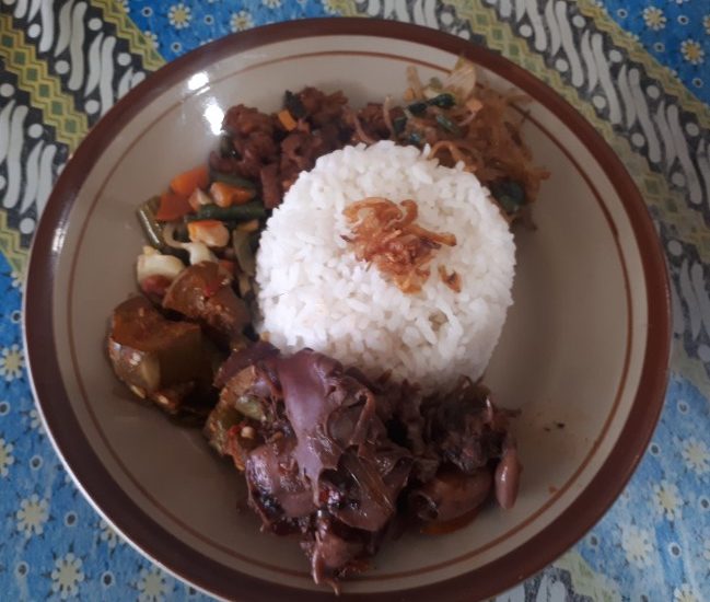 Warung Nasi Campur Kanwa, 1. Depot Jepun Bali, 2. Nasi Campur Bu Ida, 3. Nasi Empal Pengampon, 4. Depot Nasi Campur Pojok Tambak Bayan, 5. Depot Emak Ai, 6. Nasi Campur Kertajaya Indah, 7. Dapur Bu Dewi (Spesial Nasi Madura / Sego Meduro), 8. Warung Nasi Pak Ghofar, 9. Nasi Cuhima Bu Evie Madura, 10. Depot Nasi Campur Pak Salim, 11. Nasi Campur Kertajaya Indah Cab Kendal Sari (Wonorejo/Nirwana), 12. Warung Nasi Campur Kanwa