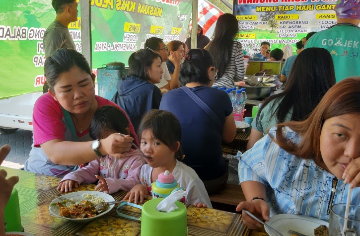Warung Nasi Pak Ghofar Frans Delano Wijaya, 1. Depot Jepun Bali, 2. Nasi Campur Bu Ida, 3. Nasi Empal Pengampon, 4. Depot Nasi Campur Pojok Tambak Bayan, 5. Depot Emak Ai, 6. Nasi Campur Kertajaya Indah, 7. Dapur Bu Dewi (Spesial Nasi Madura / Sego Meduro), 8. Warung Nasi Pak Ghofar, 9. Nasi Cuhima Bu Evie Madura, 10. Depot Nasi Campur Pak Salim, 11. Nasi Campur Kertajaya Indah Cab Kendal Sari (Wonorejo/Nirwana), 12. Warung Nasi Campur Kanwa