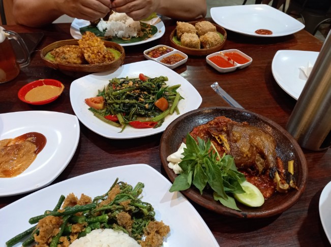 Warung Rawit Nunik Herawati, 1. Kwetiau Sapi – Bakso Sapi “Akhiang 79”, 2. Pecel Merapi Cabang Pontianak, 3. Warung Rawit, 4. Choipan Panas Pontianak Siam 91 Sunter Indah, 5. Kwetiau Peng Hie, 6. Kim Lai Pontianak, 7. Kwetiau Sapi Pontianak 555 Radio Dalam, 8. Bakmi Kepiting Tanjung Pura, 9. Choipan Goreng 89 Pontianak, 10. Kwetiau Sapi Pontianak 21, 11. Pisang Goreng Pontianak 168, 12. Ahaw Jajanan Pontianak