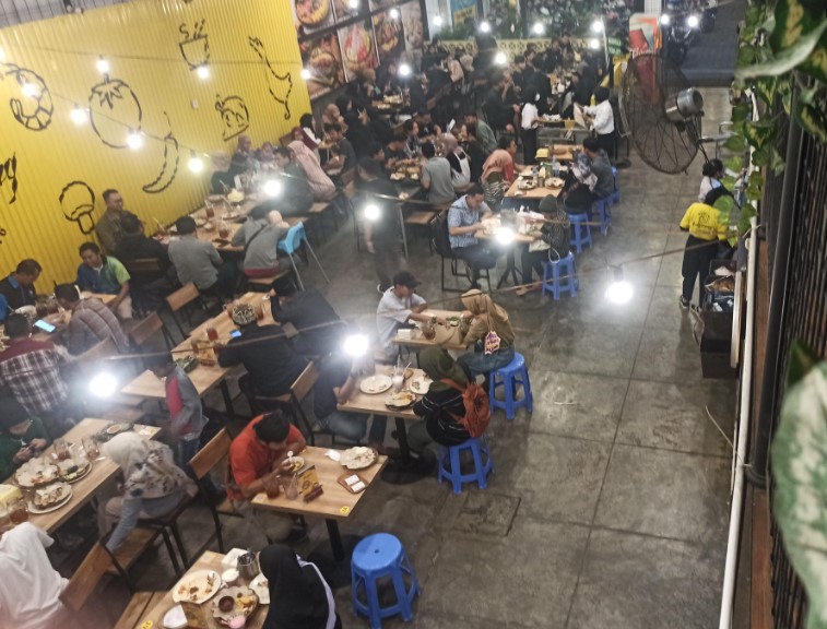 Waroeng Kaligarong zulfikar amiruddin, 1. Waroeng Kaligarong Semarang, 2. Warung Makan Bebek H Slamet(asli), 3. Ayam & Bebek Goreng Sari Rasa (Pak Thori), 4. Bebek & Ayam Goreng Pak Ndut, 5. Bebek Carok, 6. Ayam & Bebek Goreng Pak Amad, 7. Bebek Goreng & Rica – Rica Mentok Pak Dawut, 8. Nasi Bebek Madura, 9. Mak Kuring Ayam Bebek Goreng Bumbu Hitam, 10. Bebek Goreng Mbak Ririn, 11. Bebek & Ayam Kampung MAS BUDI, 12. Ayam & Bebek Goreng Tiara, 13. Bebek Goreng Pak Eko (Ketileng), 14. Bebek Goreng MBAK YANI ~ Warung Tenda Ala Lamongan, 15. Bebek Kang Jono Gayamsari