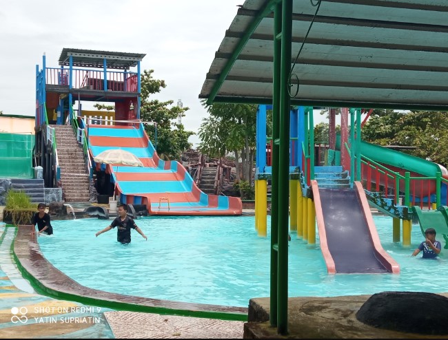 Waterboom Elmujira atin Supria, 1. Wonderland Adventure Park, 2. Taruma Leisure Waterpark, 3. Planet Waterboom Cikampek, 4. Waterboom Elmujira, 5. Kolam renang Rawa Sikut, 6. Resinda Sport Club, 7. Kolam Renang Pucung Cikampek, 8. Oase Swimming Club, 9. Kolam Renang PD Prakasa , 10. Cipaga Stone Park, 11. Kampung Turis Water & Adventure Park, 12. Taman Ombak Karawang, 13. Kolam Renang Hud-Hud, 14. Garden Waterpark Pucung, 15. Kolam Renang Antic Palumbonsari, 16. Tirtasari Park & Waterboom, 17. Kolam Renang San Diego Hills, 18. Waterpark Super Splash