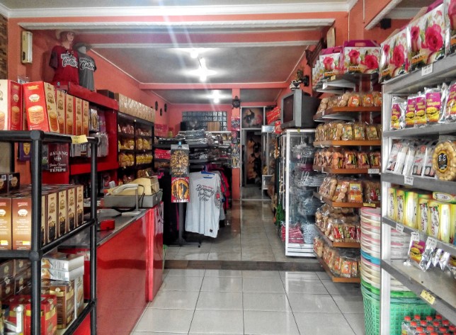 Wicaksono Pusat Oleh-oleh Khas Malang Hamzah Hamz, 1. Pasar Besar, 2. Brawijaya Istana Oleh – Oleh, 3. Pusat Oleh-oleh Khas Malang PKK Corner, 4. Goedang Oleh-oleh Malang, 5. Malang Strudel, 6. Pia Cap Mangkok, 7. Wicaksono Pusat Oleh-oleh Khas Malang, 8. Pasar Oleh – Oleh Selecta, 9. Toko Oleh-oleh Lancar Jaya, 10. Sensa, 11. Anugerah Oleh – Oleh Khas Malang, 12. Pasar Oleh Oleh Dewi Sri, 13. Kampung Wisata Sanan, 14. Deduwa Pusat Oleh-Oleh, 15. Bolu Malang Singosari Karanglo