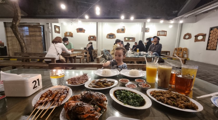 Zona Seafood (Kotabaru) Naura Icha, 1. The Westlake Resto, 2. Banyu Mili Resto, 3. Kurnia Seafood Yogyakarta, 4. Bale Timoho Resto, 5. Seafood Pak Purwanto, 6. Ikan Bakar Jimbaran, 7. Kepiting Cak Gundul, 8. Kepiting Bang Ja’i Seturan, 9. Zona Seafood Kotabaru, 10. Ikan Bakar Bu Bambang, 11. Ikan Bakar Legian khas Bali, 12. King Kerang Jogjakarta, 13. IKAN LAUT BAKAR MAS AYE, 14. Terminal kepiting jogja