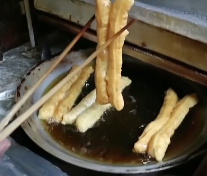 cakwe gang Gloria via Instagram.com @daddykuliner, 1. Pisang Goreng Tanduk Mpok Nur Mantap, 2. Pisang Goreng Madu Bu Nanik, 3. Raja Pisang Goreng Pontianak Ameng, 4. Cempedak Goreng Spesial Cik Lina, 5. Cakue Ko Atek, 6. cakwe gang Gloria, 7. Aspana Risol, 8. Suisse Bakery, 9. Pastellia Mayestik, 10. Bakwan Pontianak, 11. Pisang Goreng Kalimantan Bang Kosim, 12. Gorengan Pak Kisut