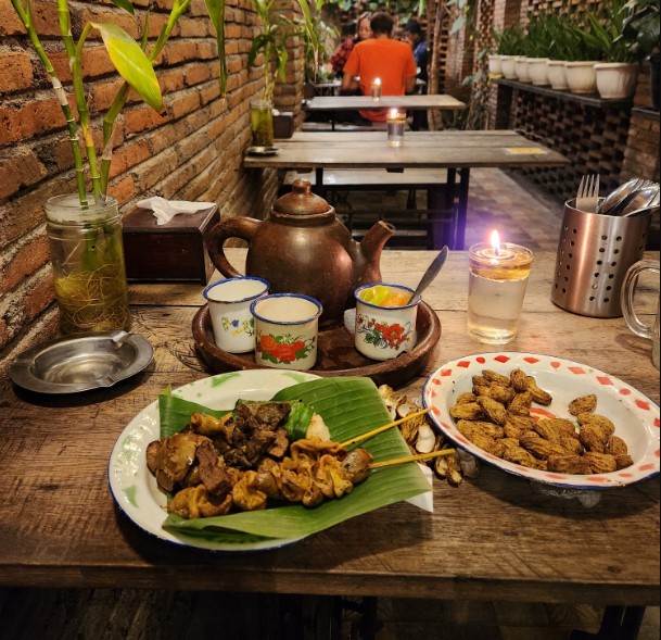 Angkringan Omah Semar Hana Dhia Amiria, 1. Cafe Tiga Ceret, 2. Omah Londo, 3. Wedangan Mantap, 4. Wedangan Pendhopo, 5. WEDANGAN Cangkir Blirik, 6. Wedangan Nala Gareng, 7. Wedangan Mbah Wiryo, 8. Angkringan Omah Semar, 9. Wedangan Echo(honggowongso), 10. Wedangan Basuki Sondakan, 11. Wedangan Radjiman Plus, 12. Angkringan Murah Special Bu Nduth Pokwe