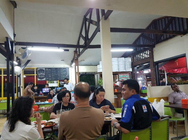 Ayam Goreng Berkah Ridwan Rachid, 1. Bandar Djakarta, 2. Nasi Goreng Kambing Kebon Sirih Sejak 1958, 3. Joni Steak, 4. Bebek Kaleyo Tebet, 5. Ayam Goreng Berkah, 6. Talaga Sampireun – Puri, 7. Bopet Mini Benhil, 8. Roti Bakar Eddy Blok M, 9. Kwetiaw Sapi 78 Mangga Besar, 10. Restoran Garuda, 11. Warung MJS, 12. Tugu Kuntskring Palais Jakarta, 13. Ragusa Es Italia, 14. Waroeng Sunda, 15. Holycow STEAKHOUSE, 16. Kaum Jakarta, 17. Bubur Kwang Tung, 18. Cerita Rasa Nusantara, 19. Kampung Kecil Kedoya Puri Kembangan, 20. Pagi Sore Cempaka Putih, 21. Social House Grand Indonesia, 22. Soto Betawi Haji Husen, 23. Restoran Beautika Khas Manado – Abdul Muis, 24. Ikan Bakar Cianjur, 25. Warmindo Abang Adek, 26. Bebek Bentu Cempaka Putih, 27. OTW Food Street, 28. Dim Sum Inc, 29. Nasi Gandul Bu Endang, 30. Warung Mak Dower, 31. Warung Nagih, 32. Ayam Goreng Gohyong Malaya, 33. Harum Manis, 34. Munik Restoran, 35. Smarapura Traditional Resto, 36. Anomali Coffee Setiabudi, 37. Sate Maranggi Haji Yetty, 38. Bungarampai, 39. Tony Roma’s, 40. Chinesefood 99 Pecenongan, 41. SINOÜ, 42. The Awan Lounge, 43. Waha Kitchen, 44. Gado-gado Bonbin, 45. Martabak Boss, 46. Colette Lola – Wolter Monginsidi, 47. Food Lab