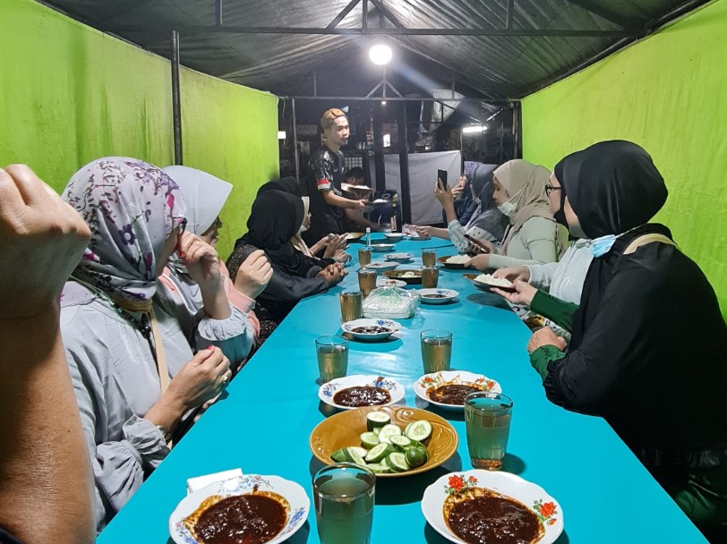 Ayam Goreng Sari Manis Suniaratu Husni Pohan, 1. Braga Permai, 2. Kopi Toko Djawa, 3. Limarasa Braga, 4. Ayam Goreng Sari Manis Suniaratu, 5. Winglok Hongkong Dimsum Braga, 6. Bandung Suki, 7. Bacang Panas Braga, 8. Restoe Boemi Braga, 9. Suis Butcher Braga, 10. Angkringan Teteh, 11. Noi Nan Pat Chawadee, 12. Bakmi Telur Bebek Sen Sen