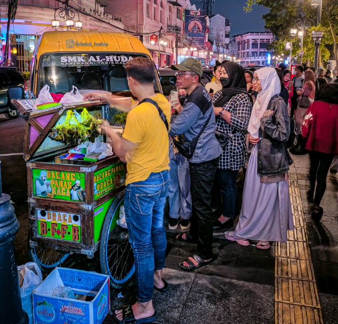 Bacang Panas Braga Sahabat henhen, 1. Braga Permai, 2. Kopi Toko Djawa, 3. Limarasa Braga, 4. Ayam Goreng Sari Manis Suniaratu, 5. Winglok Hongkong Dimsum Braga, 6. Bandung Suki, 7. Bacang Panas Braga, 8. Restoe Boemi Braga, 9. Suis Butcher Braga, 10. Angkringan Teteh, 11. Noi Nan Pat Chawadee, 12. Bakmi Telur Bebek Sen Sen