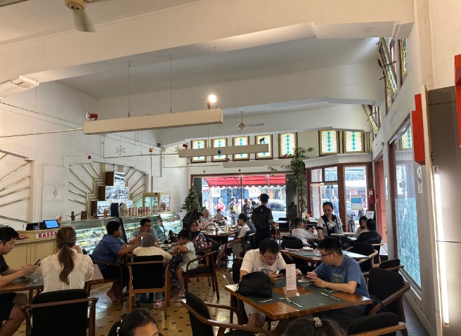 Braga Permai Bandung Blasius Fidusia, 1. Ragusa Es Italia, 2. Zangrandi Ice Cream, 3. Cafe Batavia, 4. Toko Oen, 5. WARUNG SOTO KADIPIRO, 6. Braga Permai Bandung, 7. Kopi es tak kie, 8. Kikugawa Restaurant, 9. Wong fu kie, 10. Sumber Hidangan, 11. Restoran Trio, 12. Warma Pi’an
