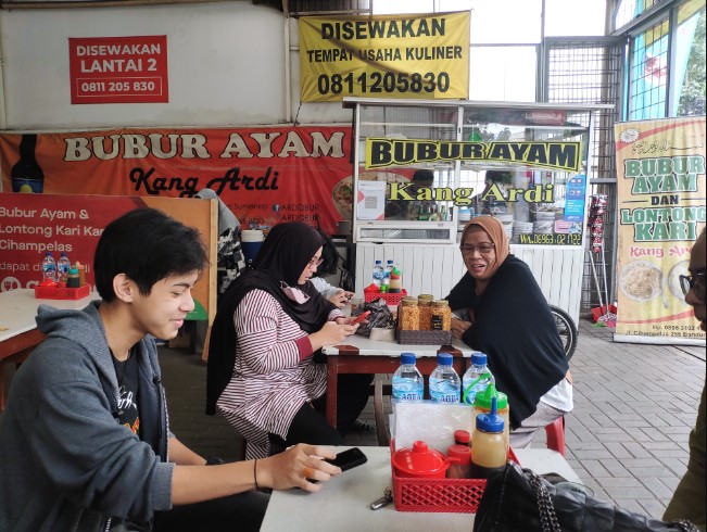 Bubur Ayam Kang Ardi Vindra A, 1. Kupat tahu Gempol, 2. Lontong Kari Kebon Karet, 3. Kupat Tahu Lontong Kari Bu Yeyet Cicendo, 4. Lontong kari pasko boga rasa, 5. Lontong Kari Ayam Ibu Sri, 6. Lontong kari pa Toto, 7. Bubur ayam Kang Ardi, 8. Lontong Kari Sapi Kang Damon, 9. Lontong Kari Ayam Priangan, 10. Lontong Kari Antapani, 11. Lontong Kari Tegalega, 12. Lontong Kari Teh Rini Cihampelas, 13. Lontong Kari Prasaja