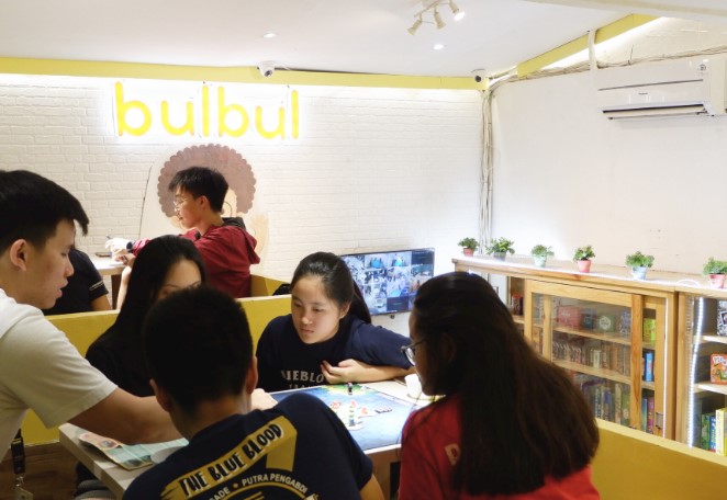 Bulbul Board Game Cafe Taman Palem Levina Sutiono, 1. Strawberry Cafe, 2. Kuup Boardgame Cafe Greenville, 3. Monopolis Board Game Store & Cafe, 4. Hello Cafe & Board Game, 5. Arcanum Hobbies Board Games Playground, 6. Oryx Boardgame Lounge, 7. MAZE Board Game Cafe, 8. Four Meeples, 9. Twins Board Game Cafe, 10. Grouplay Boardgame Shop Gandaria City, 11. DICE Boardgame & Kitchen, 12. Humble – Cake, Coffee, and Boardgame, 13. Bulbul Board Game Cafe Taman Palem, 14. Lugua Board Game, 15. Didadu Boardgame Arena & Cafe