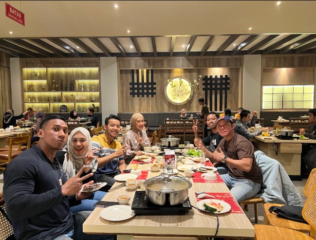 Cocari Sidoarjo Edi Gergaji, 1. Ikan Bakar Cianjur, 2. Bebek Goreng H Slamet, 3. Ayam Goreng Gringging Lombok, 4. Lesehan Joyo , 5. Warung Apung Rahmawati , 6. Mie Kober Ponti Sidoarjo, 7. Jank Jank Wings , 8. Qen-di Garden Resto, 9. Iga Bakar dan Steak Sidoarjo , 10. Warung Oemik Ika Ganjarane Hidayah, 11. Kupang Lontong Pak Misari , 12. Warung Leko Sidoarjo , 13. Warung Makan Murah Prasmanan Ny Indra, 14. Depok Langgeng Langgeng Sidoarjo , 15. CEKER LAPINDHO ASLI (ALUN-ALUN SIDOARJO), 16. Rawon Gajah Mada , 17. The Crabbys Sidoarjo , 18. Jon’s Cafe and Coffee , 19. Heritage Of Handayani, 20. Cocari Sidoarjo, 21. C&amp;C Spesial Iga Sapi Bakar , 22. Kedai Pakcik Abin, 23. Sop Kikil Pak Madekan, 24. Warung Handayani