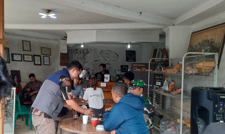 Coffee House Gunung Tilu M N Alamsyah, 1. Kedai Kopi Malabar Indonesia, 2. Malabar Mountain Coffee, 3. Buana Life Cafe Resto &amp; Glamping, 4. Anaking Coffee, 5. Kawitan Coffee &amp; Eatery, 6. Coffee House Gunung Tilu, 7. Nagoya Coffee, 8. Kedai Ngopi Hira, 9. Coffee 4 Wheels, 10. Kebun Kopi Luwak, 11. Kedai Koffie Nyalse, 12. Nongki Cafe Pangalengan, 13. CASA Local Coffee &amp; Vape Store, 14. Pujasera Dammah, 15. Little Talk Kopi, 16. Double D