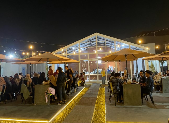 Clay Coffee Space indah trismawanti, 1. Lucky Cat Coffee & Kitchen, 2. Sallo Coffee, 3. Roti Bakar Kemang, 4. Djakarta Cafe, 5. The Atjeh Connection Neo Sabang, 6. Kopi Bang Alay & Martabak Bang Alay, 7. Warmindo Juned, 8. Kaizen Coffee 5.0 / Kaizen Heritage Buaran, 9. Clay Coffee Space, 10. MUG Coffee Kalibata, 11. Betty Bites, 12. Super Cup Coffee shop, 13. EatWell Coffee Cikini