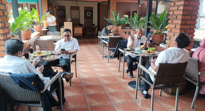 D'Kaoem Baso So'Un Cafe &amp; Resto Pak Amsi, 1. Sate Kambing Hanjawar, 2. Warung Nasi Alam Sunda, 3. Saung Nikmat Cianjur, 4. Sate Shinta, 5. Sate Maranggi Sari Asih, 6. RM Empat Dara, 7. RM Sunda Rasa 2, 8. Ikan Bakar Cianjur, 9. RM. Ampera 2 Tak, 10. Sabore Kitchen, 11. D’Kaoem Baso So’Un Cafe &amp; Resto, 12. Rumah Makan Saung Awi 88, 13. RM Ikan Bakar Teh Yesi, 14. Secret Garden Cianjur, 15. Tuang &amp; Leut , 16. Tan Keng Cu Resto &amp; Bakery, 17. Nelayan Seafood Cianjur, 18. RUMAH MAKAN KHAS SUNDA H.M.NANA, 19. RM Teh Sari, 20. RM AYAM GORENG JAKARTA, 21. Warung Pempek 168 @wrp168, 22. Cari Cara by Uptodate, 23. De Baksoku, 24. Saung de Faqih, 25. RM Sudi Mampir Akhoen NEW, 26. Mak Ecih Café