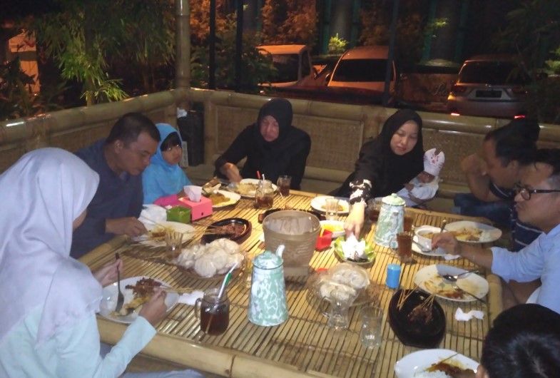 Domba House Lasminingrat, 1. Rumah Makan Khas Sunda Cibiuk, 2. Pujasega Bale Tingtrim, 3. Rumah Makan Kampung Muara Sudah, 4. Liwet asep stroberi tarogong, 5. Pasar Ceplak, 6. Ramen Gorilla, 7. Racik Desa, 8. Sate Maranggi Pa’ Nur, 9. Rumah Makan Megawati, 10. Baso Aci Ceu Imas, 11. Mie Bakso Parahyangan, 12. Rumah Makan Lumbung Padi Garut, 13. Rumah Makan Dua Saudara, 14. Domba House Lasminingrat, 15. Warung Bambu garut, 16. Saung Pananjung, 17. Asstro Cimaragas, 18. Rumah Makan Khas Sunda M. Iki, 19. Rumah Makan Leila, 20. RM Sari Cobek Cangkuang, 21. Es Goyobod Alun Alun, 22. Bakso Mang Ano, 23. Cargo Kitchen & Lounge, 24. Lesehan Alam Sari, 25. Soto Ayam Kampung “NONOY”