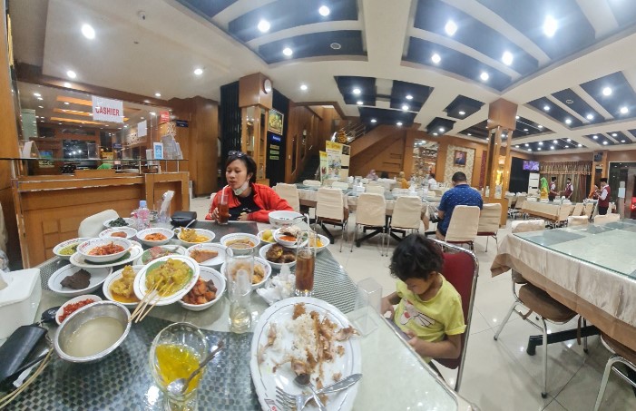 Garuda RHa, 1. Wiro Sableng 212 Kelapa Gading, 2. Angke Restaurant &amp; Function Hall, 3. Rumah Makan Marannu, 4. Warung Bu Kris, 5. Garuda Padang, 6. Gerobak Betawi Kelapa Gading, 7. Nasi Akwang (Kelapa Gading), 8. Kwetiaw Sapi Kelapa Gading, 9. NASI UDUK IBU JUM KELAPA GADING, 10. Bakmie Karet ASIU, 11. Mie Benteng, 12. Mie jempol Batavia, 13. Soto Betawi Bang Sawit, 14. Pangsit Mie &amp; Lemper Ayam Special 168