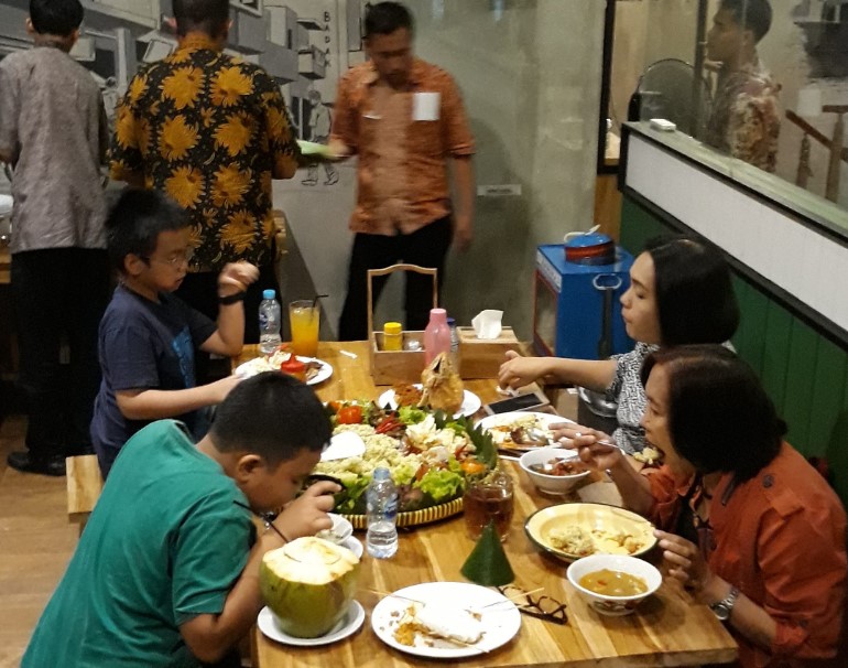 Gerobak Betawi Kelapa Gading Ari W.I.Saragih, 1. Wiro Sableng 212 Kelapa Gading, 2. Angke Restaurant &amp; Function Hall, 3. Rumah Makan Marannu, 4. Warung Bu Kris, 5. Garuda Padang, 6. Gerobak Betawi Kelapa Gading, 7. Nasi Akwang (Kelapa Gading), 8. Kwetiaw Sapi Kelapa Gading, 9. NASI UDUK IBU JUM KELAPA GADING, 10. Bakmie Karet ASIU, 11. Mie Benteng, 12. Mie jempol Batavia, 13. Soto Betawi Bang Sawit, 14. Pangsit Mie &amp; Lemper Ayam Special 168