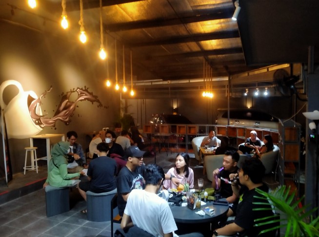 Grey CTE Bagus Aprila Tri Wibowo, 1. Waroenk Ora Umum, 2. Loja De Cafe, 3. Shushu Milkshake, 4. Quattro Café, 6. Jail break Cafe, 7. Bento Kopi Purwokerto, 8. Hangout Cafe &amp; Restaurant, 9. Bunto’s Cafe, 10. Lav Cafe Purwokerto, 11. Warak Koffie, 12. Nicetime Cafe Purwokerto, 13. et al Coffee Purwokerto, 14. Punkalan Coffee, 15. Fore Coffee Palma Sudirman Purwokerto, 16. Ramsha Sisha and Cafe, 17. Grey CTE, 18. Level Up Resto &amp; Bar, 19. Warung Kopi Sanger Purwokerto