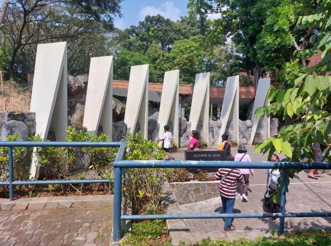 Gua Maria Kerep Ambarawa Liem Andy Maleakhy Hartono, 1. Museum Kereta Api Ambarawa, 2. Dusun Semilir, 3. Eling Bening, 4. Bukit cinta rawapening, 5. Saloka Theme Park, 6. Monumen Palagan Ambarawa, 7. Candi Gedong Songo, 8. Kampoeng Rawa, 9. Gua Maria Kerep Ambarawa, 10. Kampung Pelangi Bejalen, 11. Museum Isdiman, 12. Alun-alun Ambarawa