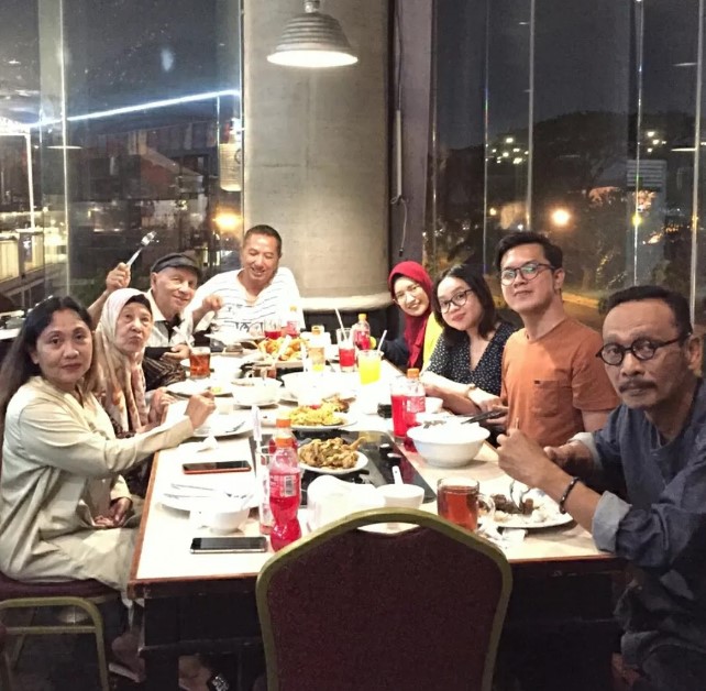 Heritage Of Handayani BELLE ONDHY, 1. Ikan Bakar Cianjur, 2. Bebek Goreng H Slamet, 3. Ayam Goreng Gringging Lombok, 4. Lesehan Joyo , 5. Warung Apung Rahmawati , 6. Mie Kober Ponti Sidoarjo, 7. Jank Jank Wings , 8. Qen-di Garden Resto, 9. Iga Bakar dan Steak Sidoarjo , 10. Warung Oemik Ika Ganjarane Hidayah, 11. Kupang Lontong Pak Misari , 12. Warung Leko Sidoarjo , 13. Warung Makan Murah Prasmanan Ny Indra, 14. Depok Langgeng Langgeng Sidoarjo , 15. CEKER LAPINDHO ASLI (ALUN-ALUN SIDOARJO), 16. Rawon Gajah Mada , 17. The Crabbys Sidoarjo , 18. Jon’s Cafe and Coffee , 19. Heritage Of Handayani, 20. Cocari Sidoarjo, 21. C&amp;C Spesial Iga Sapi Bakar , 22. Kedai Pakcik Abin, 23. Sop Kikil Pak Madekan, 24. Warung Handayani