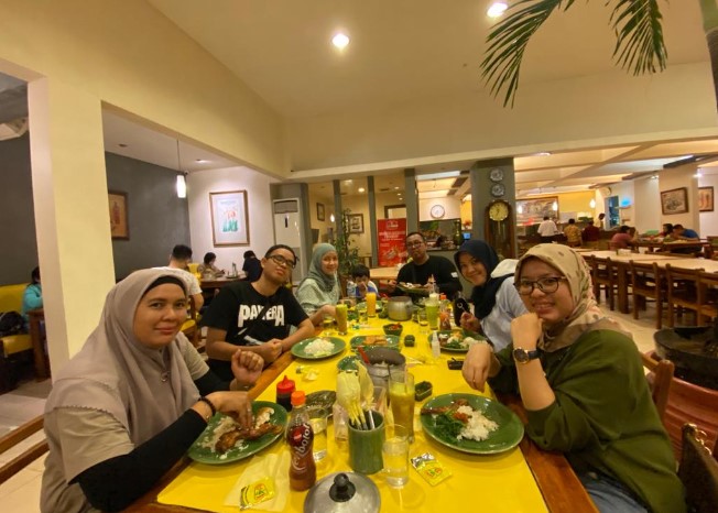 Ikan Bakar Cianjur Rully, 1. Bandar Djakarta, 2. Nasi Goreng Kambing Kebon Sirih Sejak 1958, 3. Joni Steak, 4. Bebek Kaleyo Tebet, 5. Ayam Goreng Berkah, 6. Talaga Sampireun – Puri, 7. Bopet Mini Benhil, 8. Roti Bakar Eddy Blok M, 9. Kwetiaw Sapi 78 Mangga Besar, 10. Restoran Garuda, 11. Warung MJS, 12. Tugu Kuntskring Palais Jakarta, 13. Ragusa Es Italia, 14. Waroeng Sunda, 15. Holycow STEAKHOUSE, 16. Kaum Jakarta, 17. Bubur Kwang Tung, 18. Cerita Rasa Nusantara, 19. Kampung Kecil Kedoya Puri Kembangan, 20. Pagi Sore Cempaka Putih, 21. Social House Grand Indonesia, 22. Soto Betawi Haji Husen, 23. Restoran Beautika Khas Manado – Abdul Muis, 24. Ikan Bakar Cianjur, 25. Warmindo Abang Adek, 26. Bebek Bentu Cempaka Putih, 27. OTW Food Street, 28. Dim Sum Inc, 29. Nasi Gandul Bu Endang, 30. Warung Mak Dower, 31. Warung Nagih, 32. Ayam Goreng Gohyong Malaya, 33. Harum Manis, 34. Munik Restoran, 35. Smarapura Traditional Resto, 36. Anomali Coffee Setiabudi, 37. Sate Maranggi Haji Yetty, 38. Bungarampai, 39. Tony Roma’s, 40. Chinesefood 99 Pecenongan, 41. SINOÜ, 42. The Awan Lounge, 43. Waha Kitchen, 44. Gado-gado Bonbin, 45. Martabak Boss, 46. Colette Lola – Wolter Monginsidi, 47. Food Lab