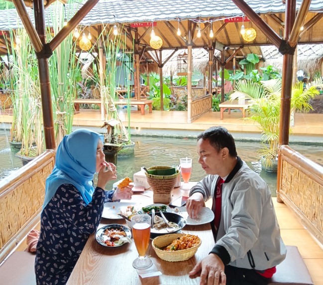 Kampung Kecil Kedoya Puri Kembangan Aan Sutianah, 1. Bandar Djakarta, 2. Nasi Goreng Kambing Kebon Sirih Sejak 1958, 3. Joni Steak, 4. Bebek Kaleyo Tebet, 5. Ayam Goreng Berkah, 6. Talaga Sampireun – Puri, 7. Bopet Mini Benhil, 8. Roti Bakar Eddy Blok M, 9. Kwetiaw Sapi 78 Mangga Besar, 10. Restoran Garuda, 11. Warung MJS, 12. Tugu Kuntskring Palais Jakarta, 13. Ragusa Es Italia, 14. Waroeng Sunda, 15. Holycow STEAKHOUSE, 16. Kaum Jakarta, 17. Bubur Kwang Tung, 18. Cerita Rasa Nusantara, 19. Kampung Kecil Kedoya Puri Kembangan, 20. Pagi Sore Cempaka Putih, 21. Social House Grand Indonesia, 22. Soto Betawi Haji Husen, 23. Restoran Beautika Khas Manado – Abdul Muis, 24. Ikan Bakar Cianjur, 25. Warmindo Abang Adek, 26. Bebek Bentu Cempaka Putih, 27. OTW Food Street, 28. Dim Sum Inc, 29. Nasi Gandul Bu Endang, 30. Warung Mak Dower, 31. Warung Nagih, 32. Ayam Goreng Gohyong Malaya, 33. Harum Manis, 34. Munik Restoran, 35. Smarapura Traditional Resto, 36. Anomali Coffee Setiabudi, 37. Sate Maranggi Haji Yetty, 38. Bungarampai, 39. Tony Roma’s, 40. Chinesefood 99 Pecenongan, 41. SINOÜ, 42. The Awan Lounge, 43. Waha Kitchen, 44. Gado-gado Bonbin, 45. Martabak Boss, 46. Colette Lola – Wolter Monginsidi, 47. Food Lab