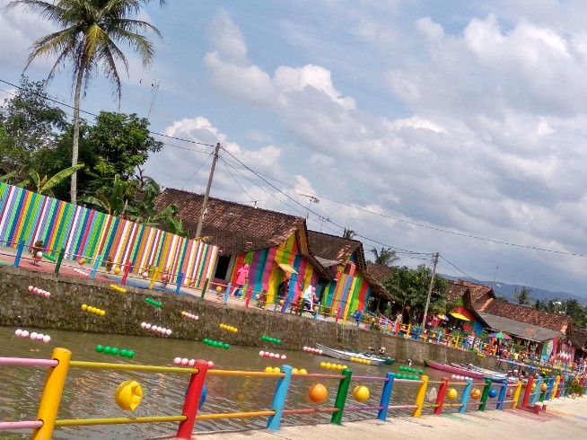 Kampung Pelangi Bejalen Santi Yuliyanti, 1. Museum Kereta Api Ambarawa, 2. Dusun Semilir, 3. Eling Bening, 4. Bukit cinta rawapening, 5. Saloka Theme Park, 6. Monumen Palagan Ambarawa, 7. Candi Gedong Songo, 8. Kampoeng Rawa, 9. Gua Maria Kerep Ambarawa, 10. Kampung Pelangi Bejalen, 11. Museum Isdiman, 12. Alun-alun Ambarawa