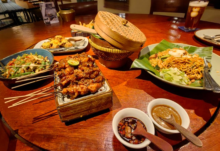 Kaum Jakarta Melvin Chau, 1. Bandar Djakarta, 2. Nasi Goreng Kambing Kebon Sirih Sejak 1958, 3. Joni Steak, 4. Bebek Kaleyo Tebet, 5. Ayam Goreng Berkah, 6. Talaga Sampireun – Puri, 7. Bopet Mini Benhil, 8. Roti Bakar Eddy Blok M, 9. Kwetiaw Sapi 78 Mangga Besar, 10. Restoran Garuda, 11. Warung MJS, 12. Tugu Kuntskring Palais Jakarta, 13. Ragusa Es Italia, 14. Waroeng Sunda, 15. Holycow STEAKHOUSE, 16. Kaum Jakarta, 17. Bubur Kwang Tung, 18. Cerita Rasa Nusantara, 19. Kampung Kecil Kedoya Puri Kembangan, 20. Pagi Sore Cempaka Putih, 21. Social House Grand Indonesia, 22. Soto Betawi Haji Husen, 23. Restoran Beautika Khas Manado – Abdul Muis, 24. Ikan Bakar Cianjur, 25. Warmindo Abang Adek, 26. Bebek Bentu Cempaka Putih, 27. OTW Food Street, 28. Dim Sum Inc, 29. Nasi Gandul Bu Endang, 30. Warung Mak Dower, 31. Warung Nagih, 32. Ayam Goreng Gohyong Malaya, 33. Harum Manis, 34. Munik Restoran, 35. Smarapura Traditional Resto, 36. Anomali Coffee Setiabudi, 37. Sate Maranggi Haji Yetty, 38. Bungarampai, 39. Tony Roma’s, 40. Chinesefood 99 Pecenongan, 41. SINOÜ, 42. The Awan Lounge, 43. Waha Kitchen, 44. Gado-gado Bonbin, 45. Martabak Boss, 46. Colette Lola – Wolter Monginsidi, 47. Food Lab