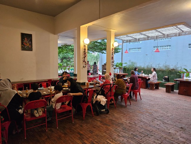Kedai Asmara Greenland, 1. Cafe Bali, 2. Bober Cafe, 3. Tilu Kitchen and Patisserie, 4. Jenderal Kopi Nusantara Buwas, 5. Wheels Coffee Roasters Heritage Lifestyle Hub, 6. Kopi Toko Djawa Bandung, 7. Riau 20, 8. Kedai Asmara, 9. Kopi Kohi, 10. Taeun Coffee &amp; Works, 11. Kopi Scooter Singapore Kopitiam, 12. Dakken Restaurant, 13. 90 Gourmet