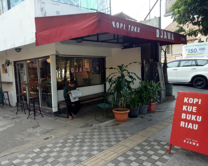 Kopi Toko Djawa Bandung Arief Mochamad, 1. Cafe Bali, 2. Bober Cafe, 3. Tilu Kitchen and Patisserie, 4. Jenderal Kopi Nusantara Buwas, 5. Wheels Coffee Roasters Heritage Lifestyle Hub, 6. Kopi Toko Djawa Bandung, 7. Riau 20, 8. Kedai Asmara, 9. Kopi Kohi, 10. Taeun Coffee &amp; Works, 11. Kopi Scooter Singapore Kopitiam, 12. Dakken Restaurant, 13. 90 Gourmet