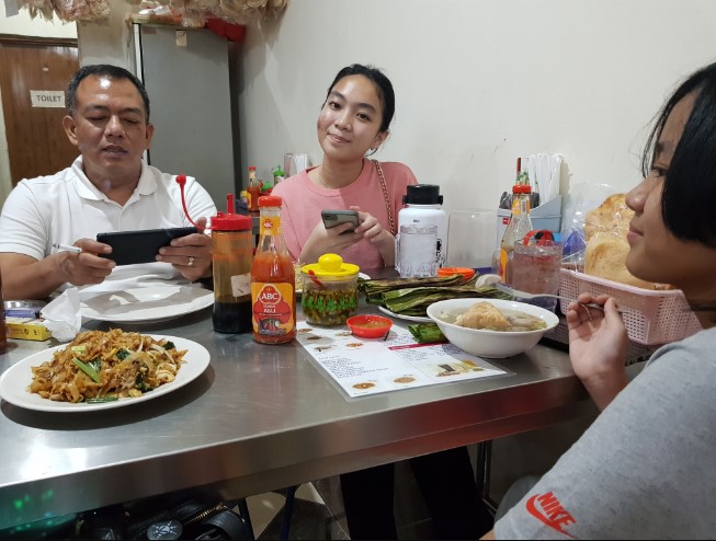 Kwetiaw Sapi Kelapa Gading indirawaty batubara, 1. Wiro Sableng 212 Kelapa Gading, 2. Angke Restaurant &amp; Function Hall, 3. Rumah Makan Marannu, 4. Warung Bu Kris, 5. Garuda Padang, 6. Gerobak Betawi Kelapa Gading, 7. Nasi Akwang (Kelapa Gading), 8. Kwetiaw Sapi Kelapa Gading, 9. NASI UDUK IBU JUM KELAPA GADING, 10. Bakmie Karet ASIU, 11. Mie Benteng, 12. Mie jempol Batavia, 13. Soto Betawi Bang Sawit, 14. Pangsit Mie &amp; Lemper Ayam Special 168