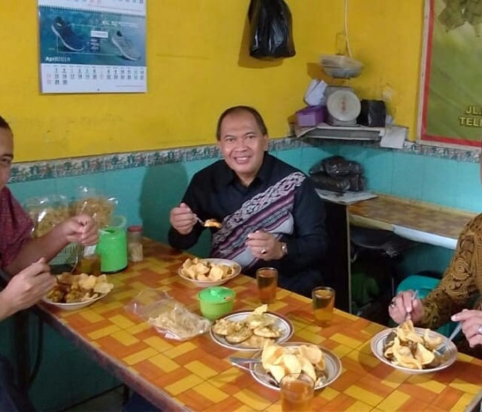 Kupat Tahu Mangunreja Amang Sunda Amang Sunda, 1. Kupat Tahu Gempol, 2. Kupat Tahu Lontong Kari Bu Yeyet Cicendo, 3. Kupat Tahu dan Nasi Kuning Mang Entis, 4. Kupat Tahu Uka Uka, 5. Kupat Tahu Kesatriaan Khas Mangunreja, 6. Kupat Tahu Mangunreja Amang Sunda, 7. Kupat Tahu Gumetap Singaparna, 8. Kupat Tahu Petis Dan Sayur Pak Haji, 9. Kupat Tahu Pak Edeng Singaparna, 10. Kupat Tahu Gempol Jalan Waas, 11. Kupat Tahu Kang Asep, 12. Kupat Tahu Petis Alkateri, 13. Kupat Tahu Galunggung 70, 14. Kupat Tahu Idjan (pak Usup), 15. kupat Tahu Padalarang 99