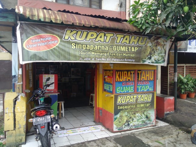 Kupat Tahu Gumetap Singaparna Akhmad Hidayat, 1. Kupat Tahu Gempol, 2. Kupat Tahu Lontong Kari Bu Yeyet Cicendo, 3. Kupat Tahu dan Nasi Kuning Mang Entis, 4. Kupat Tahu Uka Uka, 5. Kupat Tahu Kesatriaan Khas Mangunreja, 6. Kupat Tahu Mangunreja Amang Sunda, 7. Kupat Tahu Gumetap Singaparna, 8. Kupat Tahu Petis Dan Sayur Pak Haji, 9. Kupat Tahu Pak Edeng Singaparna, 10. Kupat Tahu Gempol Jalan Waas, 11. Kupat Tahu Kang Asep, 12. Kupat Tahu Petis Alkateri, 13. Kupat Tahu Galunggung 70, 14. Kupat Tahu Idjan (pak Usup), 15. kupat Tahu Padalarang 99