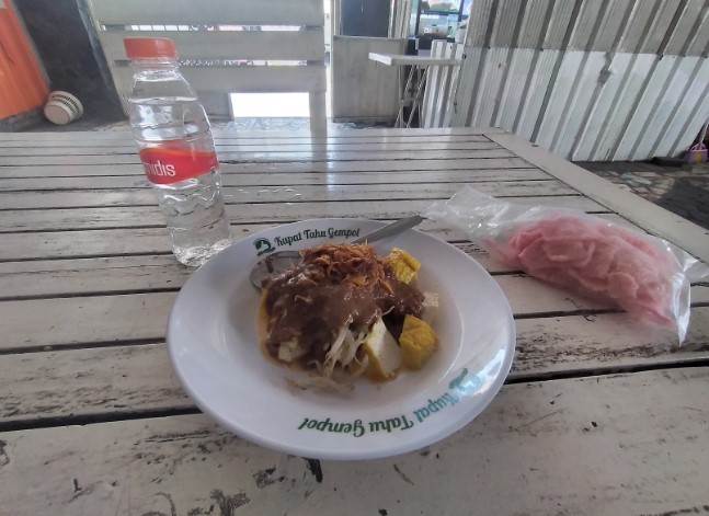 Kupat Tahu Gempol B.C. Andriyono, 1. Kupat Tahu Gempol, 2. Kupat Tahu Lontong Kari Bu Yeyet Cicendo, 3. Kupat Tahu dan Nasi Kuning Mang Entis, 4. Kupat Tahu Uka Uka, 5. Kupat Tahu Kesatriaan Khas Mangunreja, 6. Kupat Tahu Mangunreja Amang Sunda, 7. Kupat Tahu Gumetap Singaparna, 8. Kupat Tahu Petis Dan Sayur Pak Haji, 9. Kupat Tahu Pak Edeng Singaparna, 10. Kupat Tahu Gempol Jalan Waas, 11. Kupat Tahu Kang Asep, 12. Kupat Tahu Petis Alkateri, 13. Kupat Tahu Galunggung 70, 14. Kupat Tahu Idjan (pak Usup), 15. kupat Tahu Padalarang 99