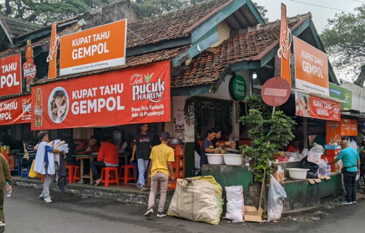 Kupat Tahu Gempol Wahyu, 1. Kupat tahu Gempol, 2. Lontong Kari Kebon Karet, 3. Kupat Tahu Lontong Kari Bu Yeyet Cicendo, 4. Lontong kari pasko boga rasa, 5. Lontong Kari Ayam Ibu Sri, 6. Lontong kari pa Toto, 7. Bubur ayam Kang Ardi, 8. Lontong Kari Sapi Kang Damon, 9. Lontong Kari Ayam Priangan, 10. Lontong Kari Antapani, 11. Lontong Kari Tegalega, 12. Lontong Kari Teh Rini Cihampelas, 13. Lontong Kari Prasaja