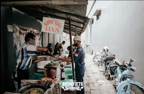 Kupat Tahu Idjan (Pa Usup) Muhamad Alif Ihsan, 1. Kupat Tahu Gempol, 2. Kupat Tahu Lontong Kari Bu Yeyet Cicendo, 3. Kupat Tahu dan Nasi Kuning Mang Entis, 4. Kupat Tahu Uka Uka, 5. Kupat Tahu Kesatriaan Khas Mangunreja, 6. Kupat Tahu Mangunreja Amang Sunda, 7. Kupat Tahu Gumetap Singaparna, 8. Kupat Tahu Petis Dan Sayur Pak Haji, 9. Kupat Tahu Pak Edeng Singaparna, 10. Kupat Tahu Gempol Jalan Waas, 11. Kupat Tahu Kang Asep, 12. Kupat Tahu Petis Alkateri, 13. Kupat Tahu Galunggung 70, 14. Kupat Tahu Idjan (pak Usup), 15. kupat Tahu Padalarang 99