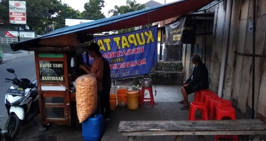 Kupat Tahu Kesatriaan Khas Mangunreja Ramdani Heri, 1. Kupat Tahu Gempol, 2. Kupat Tahu Lontong Kari Bu Yeyet Cicendo, 3. Kupat Tahu dan Nasi Kuning Mang Entis, 4. Kupat Tahu Uka Uka, 5. Kupat Tahu Kesatriaan Khas Mangunreja, 6. Kupat Tahu Mangunreja Amang Sunda, 7. Kupat Tahu Gumetap Singaparna, 8. Kupat Tahu Petis Dan Sayur Pak Haji, 9. Kupat Tahu Pak Edeng Singaparna, 10. Kupat Tahu Gempol Jalan Waas, 11. Kupat Tahu Kang Asep, 12. Kupat Tahu Petis Alkateri, 13. Kupat Tahu Galunggung 70, 14. Kupat Tahu Idjan (pak Usup), 15. kupat Tahu Padalarang 99