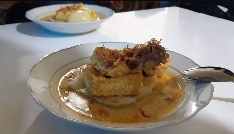 Kupat Tahu Padalarang 99 Dinar Maulana, 1. Kupat Tahu Gempol, 2. Kupat Tahu Lontong Kari Bu Yeyet Cicendo, 3. Kupat Tahu dan Nasi Kuning Mang Entis, 4. Kupat Tahu Uka Uka, 5. Kupat Tahu Kesatriaan Khas Mangunreja, 6. Kupat Tahu Mangunreja Amang Sunda, 7. Kupat Tahu Gumetap Singaparna, 8. Kupat Tahu Petis Dan Sayur Pak Haji, 9. Kupat Tahu Pak Edeng Singaparna, 10. Kupat Tahu Gempol Jalan Waas, 11. Kupat Tahu Kang Asep, 12. Kupat Tahu Petis Alkateri, 13. Kupat Tahu Galunggung 70, 14. Kupat Tahu Idjan (pak Usup), 15. kupat Tahu Padalarang 99