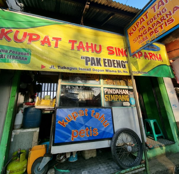 Kupat Tahu Pak Edeng Singaparna Supriyanto, 1. Kupat Tahu Gempol, 2. Kupat Tahu Lontong Kari Bu Yeyet Cicendo, 3. Kupat Tahu dan Nasi Kuning Mang Entis, 4. Kupat Tahu Uka Uka, 5. Kupat Tahu Kesatriaan Khas Mangunreja, 6. Kupat Tahu Mangunreja Amang Sunda, 7. Kupat Tahu Gumetap Singaparna, 8. Kupat Tahu Petis Dan Sayur Pak Haji, 9. Kupat Tahu Pak Edeng Singaparna, 10. Kupat Tahu Gempol Jalan Waas, 11. Kupat Tahu Kang Asep, 12. Kupat Tahu Petis Alkateri, 13. Kupat Tahu Galunggung 70, 14. Kupat Tahu Idjan (pak Usup), 15. kupat Tahu Padalarang 99