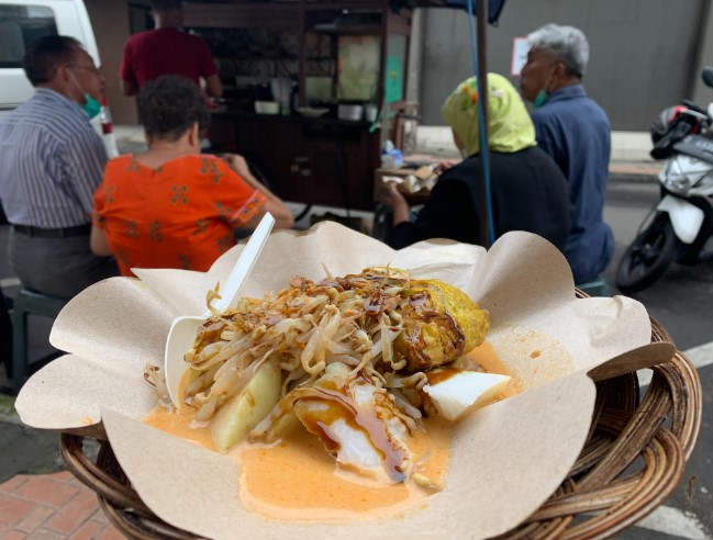 Kupat Tahu Petis Alkateri Ayu, 1. Kupat Tahu Gempol, 2. Kupat Tahu Lontong Kari Bu Yeyet Cicendo, 3. Kupat Tahu dan Nasi Kuning Mang Entis, 4. Kupat Tahu Uka Uka, 5. Kupat Tahu Kesatriaan Khas Mangunreja, 6. Kupat Tahu Mangunreja Amang Sunda, 7. Kupat Tahu Gumetap Singaparna, 8. Kupat Tahu Petis Dan Sayur Pak Haji, 9. Kupat Tahu Pak Edeng Singaparna, 10. Kupat Tahu Gempol Jalan Waas, 11. Kupat Tahu Kang Asep, 12. Kupat Tahu Petis Alkateri, 13. Kupat Tahu Galunggung 70, 14. Kupat Tahu Idjan (pak Usup), 15. kupat Tahu Padalarang 99