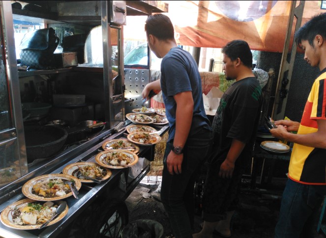 Kupat Tahu Petis Dan Sayur Pak Haji Rinrin Ahmad, 1. Kupat Tahu Gempol, 2. Kupat Tahu Lontong Kari Bu Yeyet Cicendo, 3. Kupat Tahu dan Nasi Kuning Mang Entis, 4. Kupat Tahu Uka Uka, 5. Kupat Tahu Kesatriaan Khas Mangunreja, 6. Kupat Tahu Mangunreja Amang Sunda, 7. Kupat Tahu Gumetap Singaparna, 8. Kupat Tahu Petis Dan Sayur Pak Haji, 9. Kupat Tahu Pak Edeng Singaparna, 10. Kupat Tahu Gempol Jalan Waas, 11. Kupat Tahu Kang Asep, 12. Kupat Tahu Petis Alkateri, 13. Kupat Tahu Galunggung 70, 14. Kupat Tahu Idjan (pak Usup), 15. kupat Tahu Padalarang 99